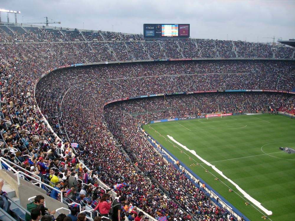 Fulle tribuner på stadion